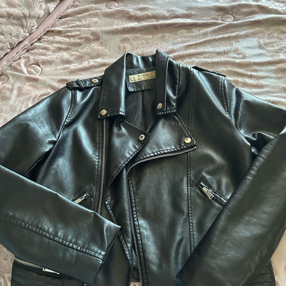 Zara Women's Sleek Black Leather Jacket